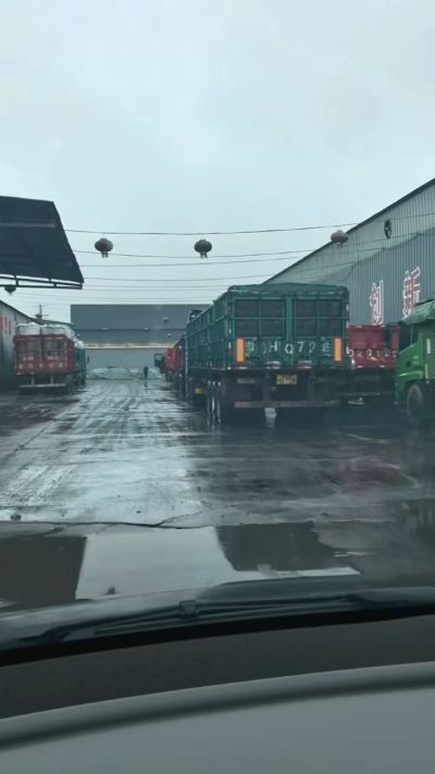 20多年有机肥厂家，下雨天也不耽误装车发货，用有机肥料选大厂家 做到了售前有服务，售后有保障。感谢每一位新老客户的支持与信任😃