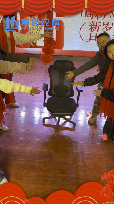 🎇 元旦快乐，温暖相伴 🎇时光匆匆，感恩 2025 年每一份支持与陪伴！从猪场到工厂，南商农科的成长，离不开每一位合作伙伴与家人的信赖！2026 年，我们将继续以贴心服务和硬核设备，陪您一路前行，养殖